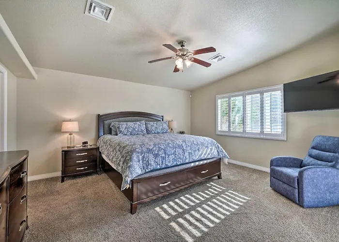 Holiday home 3 Mi To Lake: Havasu W/ Pool!