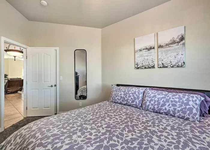 Holiday home 3 Mi To Lake: Havasu W/ Pool!